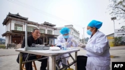 Pregledi stanovnika u ruralnim područjima Kine, dok traje porast respiratornih infekcija, decembar 2023.