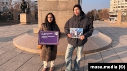 Активисты Oyan, Qazaqstan! Акмарал Джакибаева и Айсултан Кудайберген на акции перед монументом Независимости. Алматы, 3 января 2024 года