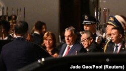 Orbán Viktor Peking repülőterére érkezik 2023. október 15-én 
