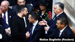 Predsednik Ukrajine Volodimir Zelenski razgovara s mađarskim premijerom Viktorom Orbanom na inauguraciji novog ukrajinskog predsednika Havijera Mileija, Buenos Ajres, 10. decembar 2023.