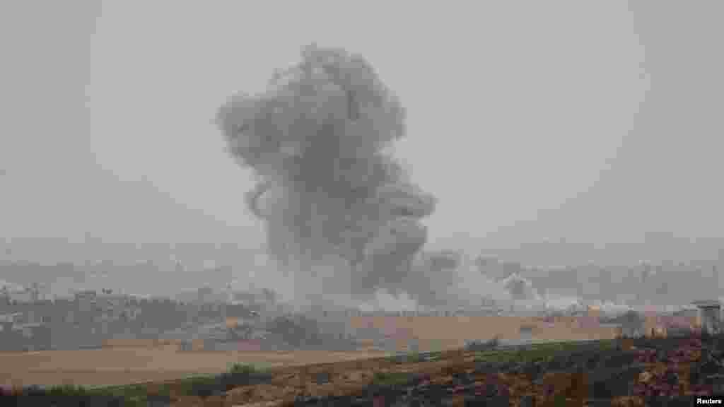 Füst száll fel a Gázai övezetből Dél-Izraelből nézve 2023. november 12-én.&nbsp;Palesztin tisztviselők közölték, hogy Izrael több mint egy hónapja tartó ellentámadásában eddig 11.078 gázai halt meg. Az áldozatok negyven százaléka gyerek