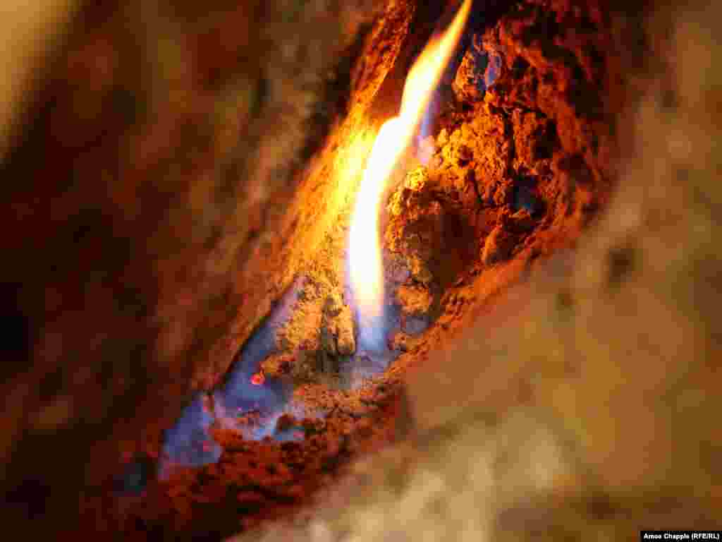 Plamen unutar stijene u šumi kod Lopatara. Zota, koji sada vodi mali muzej posvećen okrugu Buzau, rekao je da je u Drugom svjetskom ratu &quot;bila predviđena velika bitka između [sovjetskih] i njemačkih trupa kod Lopatara&quot;. Ta bitka se nikada nije desila, ali i danas potomci nacističkih trupa dolaze u ovaj region u potrazi za divljnim plamenom, &quot;jer su im preci pričali o ovoj vječnoj vatri&quot;, ističe Zota.