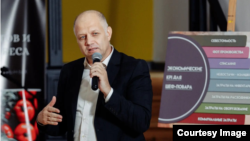 Numele moldoveanului Anatoli Prizenco apare prima dată în presa franceză într-o investigație Le Monde publicată la 7 noiembrie, după ce pe clădiri din Paris au apărut 250 de stele ale lui David albastre. 