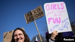 Хора присъстват на демонстрация по случай Международния ден на жената в Берлин.