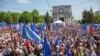 Miting pro-UE la Chișinău, pe 21 mai 2023. Zeci de mii de moldoveni au cerut ca țara lor să obțină statutul de membru al UE, războiul din Ucraina vecină accelerând încercarea guvernului de a adera la blocul comunitar.