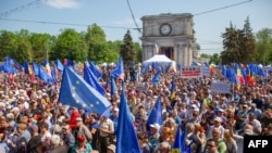 Miting pro-UE la Chișinău, pe 21 mai 2023. Zeci de mii de moldoveni au cerut ca țara lor să obțină statutul de membru al UE, războiul din Ucraina vecină accelerând încercarea guvernului de a adera la blocul comunitar.