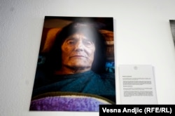 Brankica Arsenović je rođena 1937. godine u selu Dvorovi, u BiH. Imala je pet brakova pre nego što je ušla u proces tranzicije i promenila pol. Ima jednu ćerku i jednu unuku.