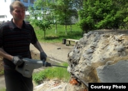 Рабочий, снёсший памятник отбойным молотком, разрушает остатки постамента от монумента Ленину. Павлодар, 21 мая 2012 года. Фото Марата Тулендинова.