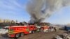 Timp de aproape patru ore norul de fum a stat deasupra centrului de colectare până când pompierii au oprit focul.