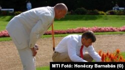 Amikor még béke volt: Demszky Gábor főpolgármester (j) és Kocsis László, a Főkert vezérigazgatója a Margitszigeten