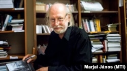 A Svéd Nemzeti Rádiónak nyilatkozott röviden a Frankfurtban tartózkodó Krasznahorkai László