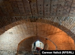 În subsolul cazinoului se afla, înainte de Revoluție, bucătăria cantinei stațiunii. Mâncarea era transportată sus printr-un lift electric, iar ospătarii o ducea turiștilor de la regimul I, regimul II, regimul III... (mâncarea era diferită în funcție de afecțiuni și de recomandările medicului). În actuala destinația a clădirii, bucătăria a fost eliminată, iar spațiul de la subsol redat publicului.