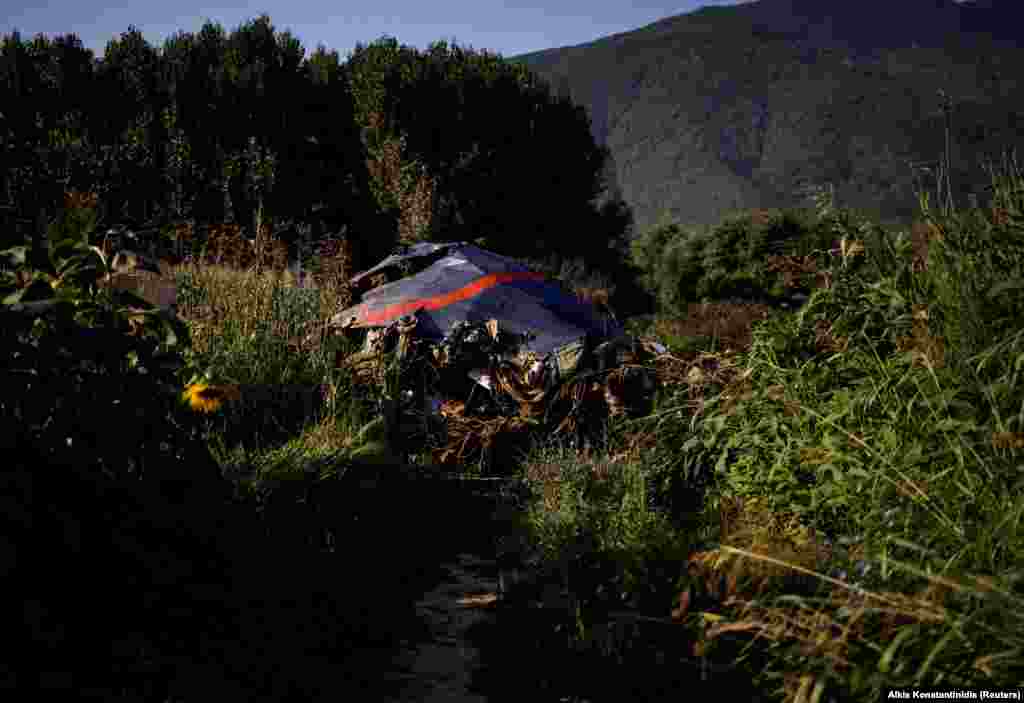 Një pjesë e avionit të rrëzuar e fotografuar më 17 korrik. Stefanoviq tha se avioni po barte &ldquo;minahedhës dhe mina&rdquo; të tjera. &nbsp;