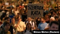 „Konzultálni jöttünk" – képeken a szerda esti tüntetés