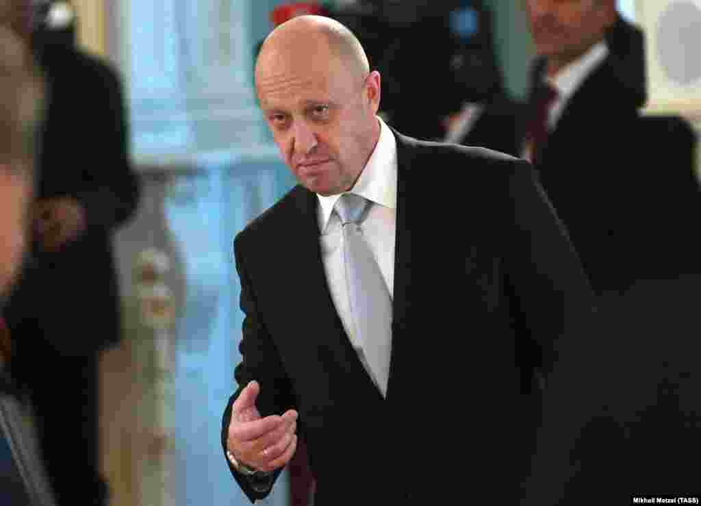 Jevgenij Prigožin rođen je u Lenjingradu 1961. Sa 20 godina bio je osuđen za oružanu pljačku i trgovinu maloljetnicima. Pušten je na slobodu 1990.&nbsp;Nadimak &quot;Putinov kuhar&quot; dobio je zbog unosnih ugovora o keteringu koje su njegove firme dobijale za događaje u Kremlju, na kojima je Vladimir Putin, tadašnji ruski premijer, često prisustvovao. na fotografiji: Prigožin kao direktor&nbsp;Concord Cateringa na sastanku ruske i turske delegacije te poslovnih ljudi, Sankt Peterburg, 9. avgust 2016.