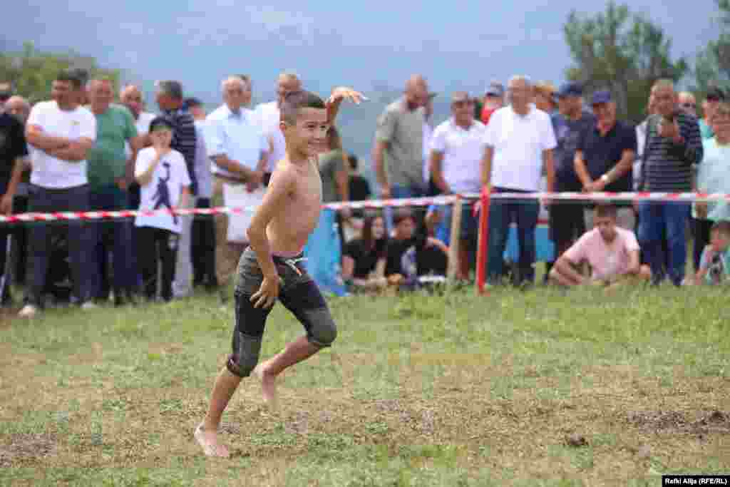 Ditën e tretë, në një pllajë të bukur jo larg këtij fshati me rreth 3.000 banorë u zhvilluan gara në sportet tradicionale.