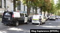 Cel mai des vizate de alertele false cu bombă sunt instituțiile de stat, instanțe judecătorești, instituții de învățământ sau altele în care, de obicei, este aglomerație de oameni, inclusiv Aeroportul Internațional Chișinău, etc.