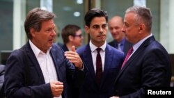 Германскиот вицеканцелар и министер за економски прашања и климатска акција Роберт Хабек разговара со холандскиот министер за клима и енергетска политика Роб Јетен и чешкиот министер за индустрија и трговија Јозеф Сикела, Брисел, 26 јули 2022 година.