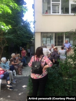 Oamenii așteaptă „cu orele” la un centru fix de recenzare din Sectorul 2 al capitalei.