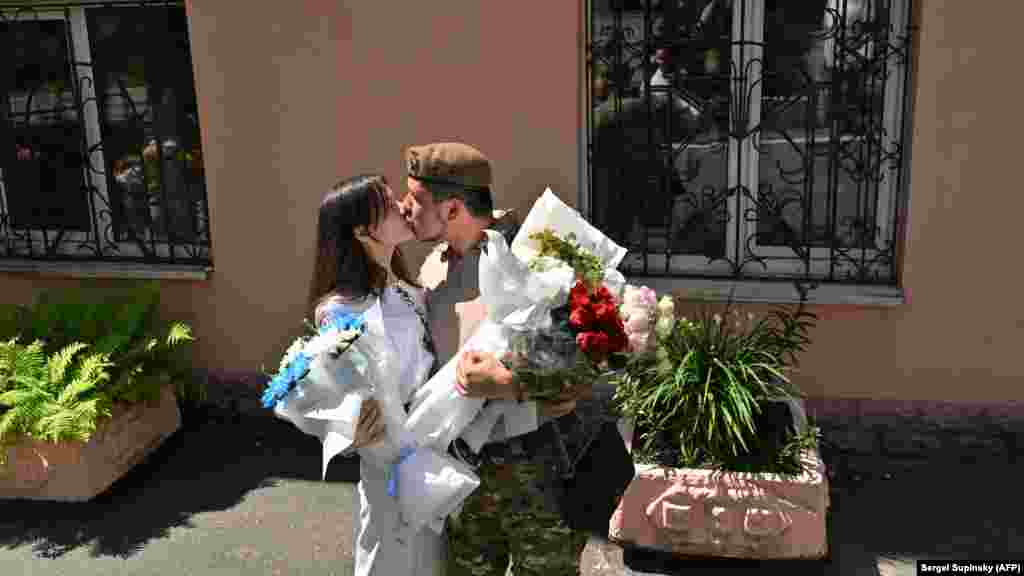 A 25 éves katona, Vitalij és ifjú felesége az esküvő után, július 23-án.&nbsp;A február 24-i orosz invázió kezdete óta Ukrajnában példátlan esküvői roham indult: az elmúlt öt hónapban 9120 házasságot jegyeztek be Kijevben, míg 2021-ben ugyanebben az időszakban csak 1110-et