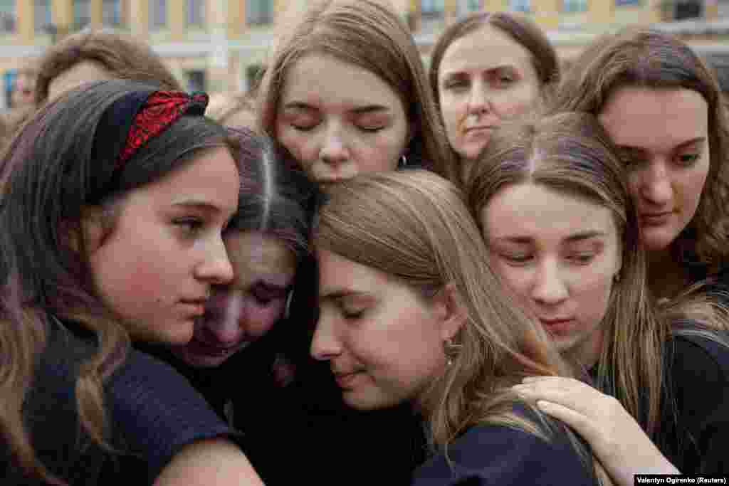 Роднините и поддржувачите на 53 украински воени заробеници кои загинаа во затворскиот логор Оленивка, под контрола на Русија, се собраа на 4 август во Киев, барајќи Русија да биде назначена како државен спонзор на тероризмот. Додека Москва се обидува да ги обвини украинските сили за смртните случаи, американските разузнавачки извештаи велат дека Русија планира да лажира докази за напад однадвор и дека уништувањето во затворот се чини дека било предизвикано од запаливо оружје &bdquo;однатре&ldquo;.