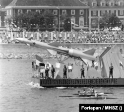 Augusztus 20-i vízi parádé a Dunán, a Batthyány térnél 1973-ban