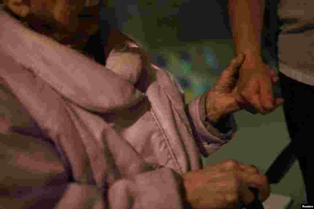 A 92 éves asszony lánya kezét fogja