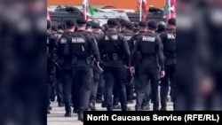 ახმატ კადიროვის სახელობის პოლკის მებრძოლების ახალ ფორმებზე ნათლად ჩანს წარწერა "კიევისკენ" 