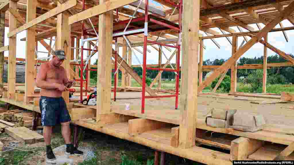 Odlučan da napravi iskorak od ratnih razaranja, Jaroslav je sada gradi novi dom za svoju porodicu.