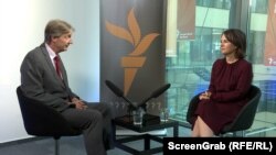 Ministrul german de externe Annalena Baerbock în dialog cu corespondentul Europei Libere Ray Furlong.