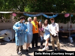 Echipa de la Centrul Comunitar Grivița-Cișmigiu: Florin Păunescu(stânga), Vlad Popescu, Nea Nelu, Delia Moleș, Mihaela Ene și Iolanda Botez (dreapta).