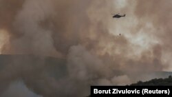Helikopet gasi šumski požar u Jamianu, Italija, 20. jula 2022.