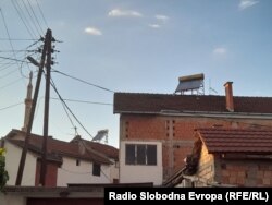 Panele diellore shihen mbi kulme të shtëpive, Maqedoni e Veriut.