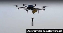 Një dron ukrainas R18 duke lëshuar një granatë të modifikuar RKG.