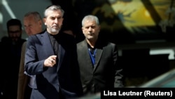 Главниот ирански нуклеарен преговарач Али Багери Кани ја напушта Палатата Кобург, местото каде што се одржуваат нуклеарни разговори зад затворени врати во Виена, Австрија, 4 август 2022 година. РОЈТЕРС