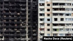 Një ndërtesë banimi e shkatërruar nga sulmet ajrore në rajonin e Harkivit në korrik të vitit 2022. 