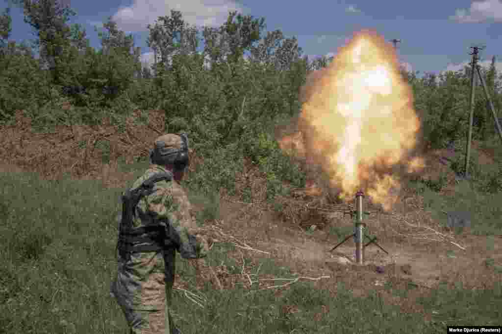 Vojnik puca iz minobacača u oblasti Harkiva. &quot;Ja nisam nacista. Ja sam nacionalista&quot;, rekao je Leo, 33, novi regrut za Karpatske&nbsp;Siče, koji je ranije radio u video produkciji u gradu Lvivu na zapadu Ukrajine. &quot;Poštujem druge nacije.... Volim sve ljude sa svim bojama kože - osim Rusa. To su naši neprijatelji.&quot;