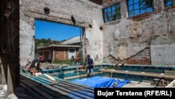 Punimet në fabrikën e tullave në Prishtinë. Arkitekti Liesegang pret që të përfundojë punimet e tij deri më 22 korrik, kur hapet edhe "Manifesta 14 Prishtina".