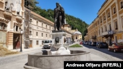 Statuia lui Hercule, simbolul orașului Băile Herculane, este construită din fier de tun și a fost montată în 1847 de maeștrii Glantz și Rammelmayer din Viena. 