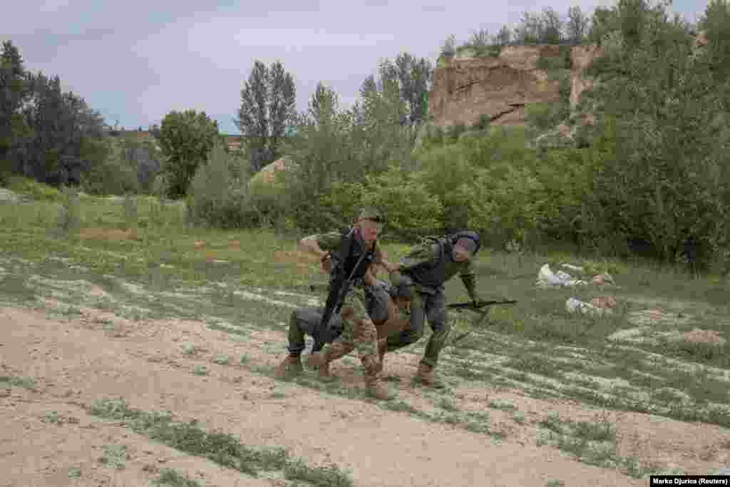 Vojnici vježbaju spašavanje ranjenog druga. Ukrajinski predsjednik Volodimir Zelenski takođe je pozvao strane borce da se pridruže ratu u Ukrajini, što je rezultiralo formiranjem &quot;međunarodne&quot; legije.