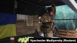 Un membru al Gărzii Naționale Ucrainene în apropierea liniei de front în regiunea Harkov, 3 august 2022