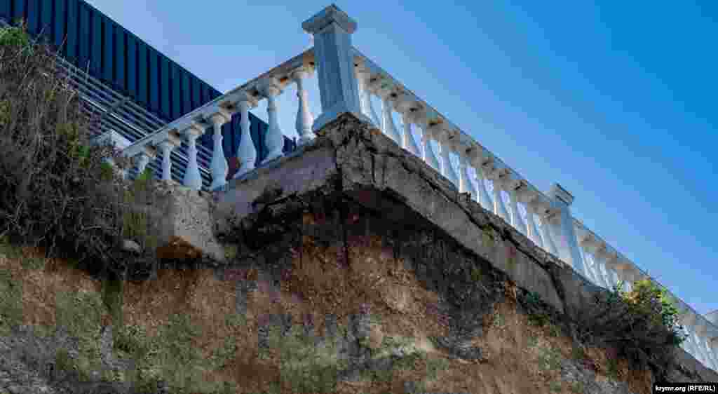 Часть балюстрады буквально повисла в воздухе