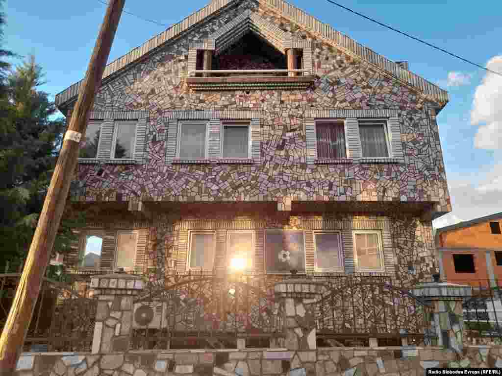 Необична фасада во скопската населба Ченто
