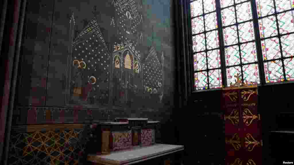 Ubrzo nakon požara u aprilu 2019., predsjednik Emmanuel Macron rekao je da će katedrala - koja datira iz 12. stoljeća - biti obnovljena, a kasnije je obećao da će ponovo biti otvorena za vjernike do 2024. godine, kada Francuska bude domaćin Olimpijskih igara.