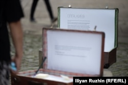 Снимките на вещите на бежанките са подредени в куфари