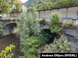 Podul de Piatră care duce spre Piața Hercules a fost construit în 1865 și a avut o garanție de 100 de ani, care a expirat în 1965. Este primul pod din Europa construit în curbă fiind una dintre realizările tehnice remarcabile din secolul XIX. Primăria ar urma să îl reabiliteze printr-un proiect în valoare de 5,5 milioane de lei.