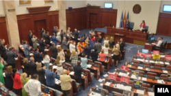 Управляващото мнозинство в 120-членния северномакедонски парламент одобри т.нар. френско предложение.