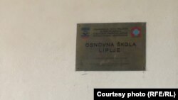 Ploča na ulazu u školu, Liplje kod Zvornika, 1. septembar