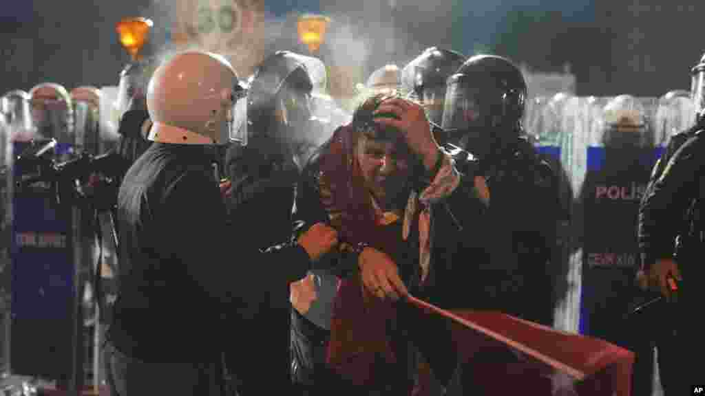 A török hatóságok őrizetbe vettek kilenc újságírót, akik az éjszaka folyamán több városban tudósítottak a tüntetésekről – közölte hétfőn a török újságíró-szövetség