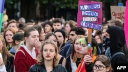 Akik másképp gondolják: fiatalok tüntetnek a Nemzeti Front ellen Franciaországban, Párizsban az EP-választás másnapján, 2024. június 10-én